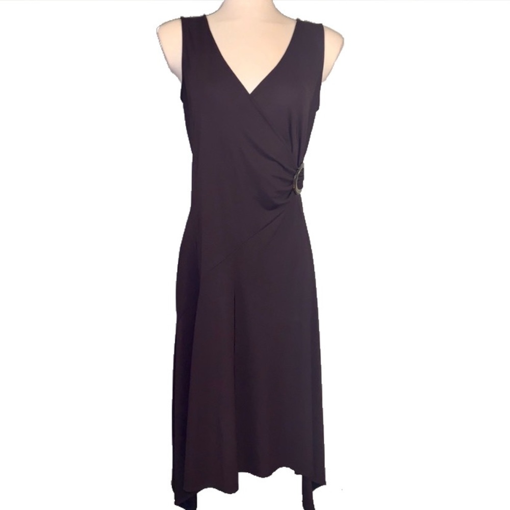 Sleeveless dress with side gather